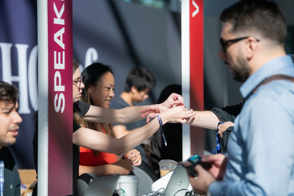 Pragma Lisbon attendee checking in